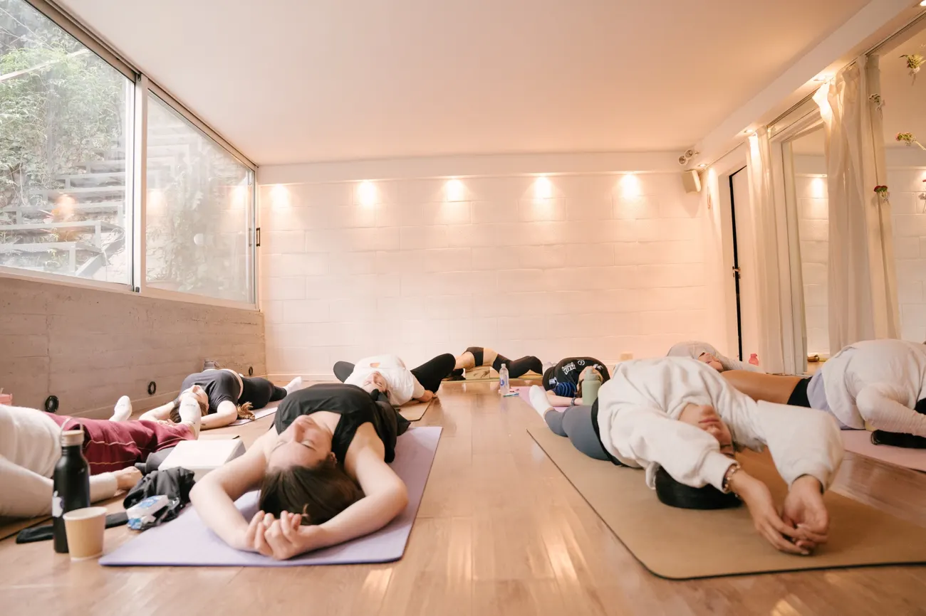 Relajación final acostadas sobre mats con luz cálida