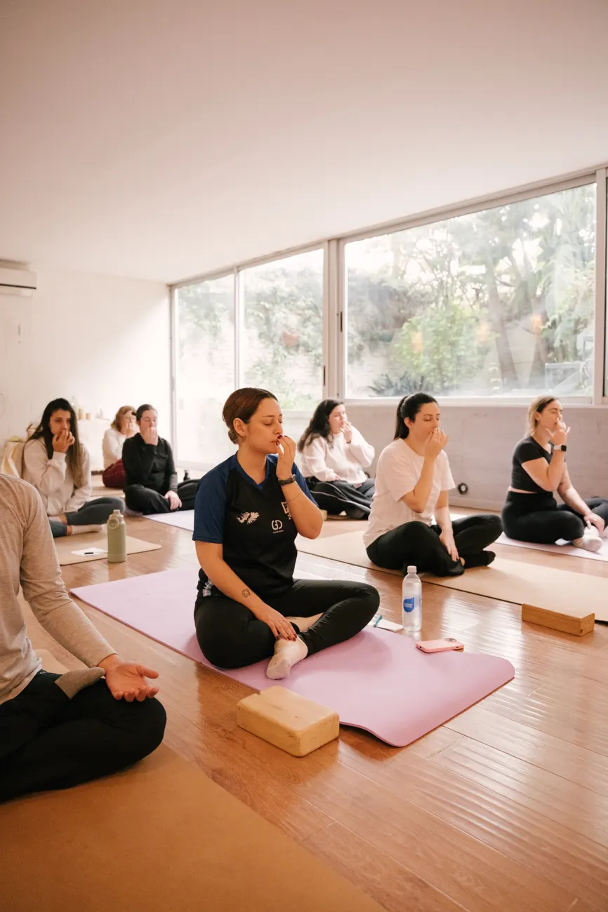 Ejercicio de respiración alterna sentadas sobre mats